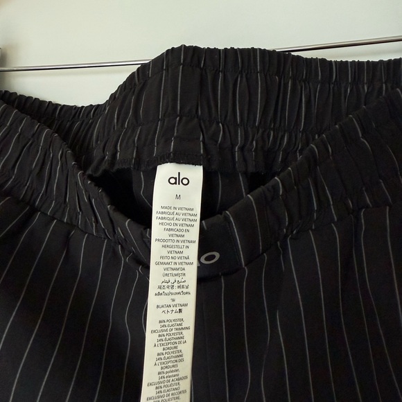 ALO Yoga Pinstripe Daylight Boxer Short - Picture 3 of 4